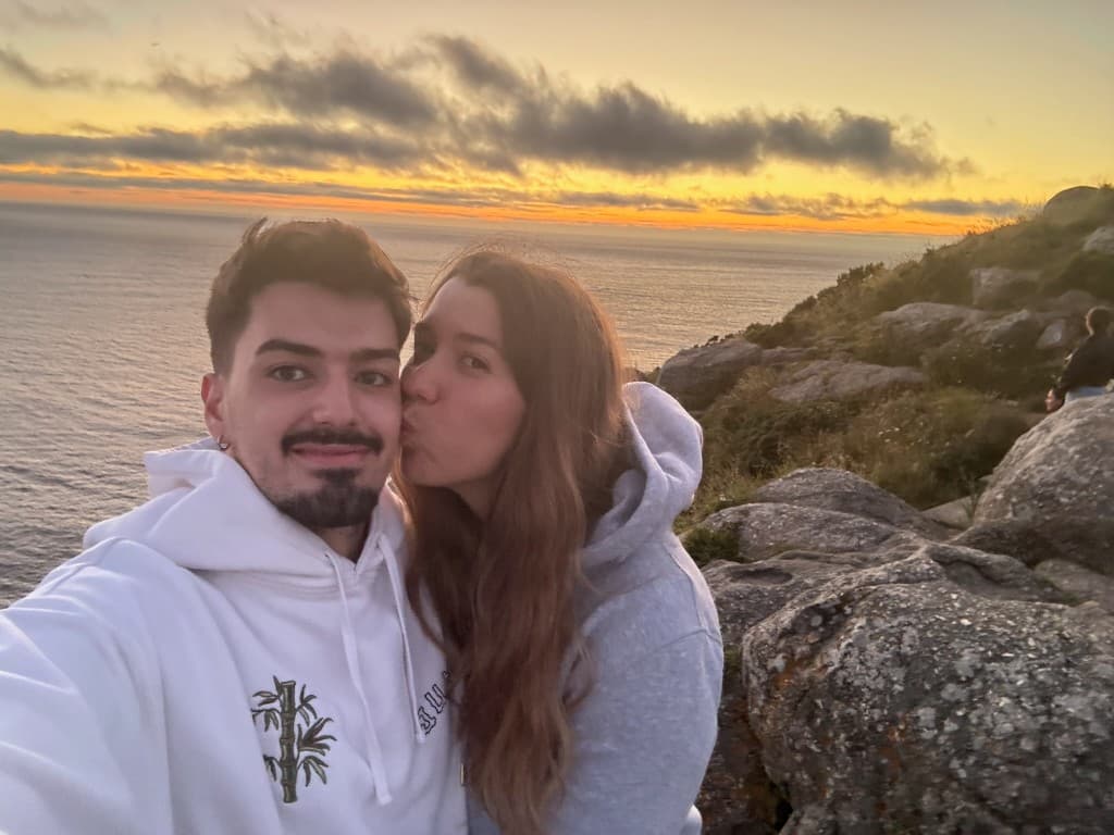 Miriam y Adrián al atardecer junto al mar