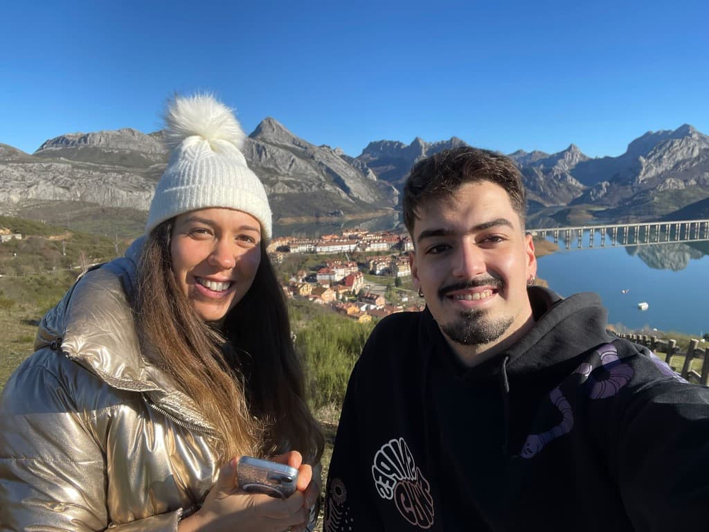 Miriam y Adrián, paisaje de montaña